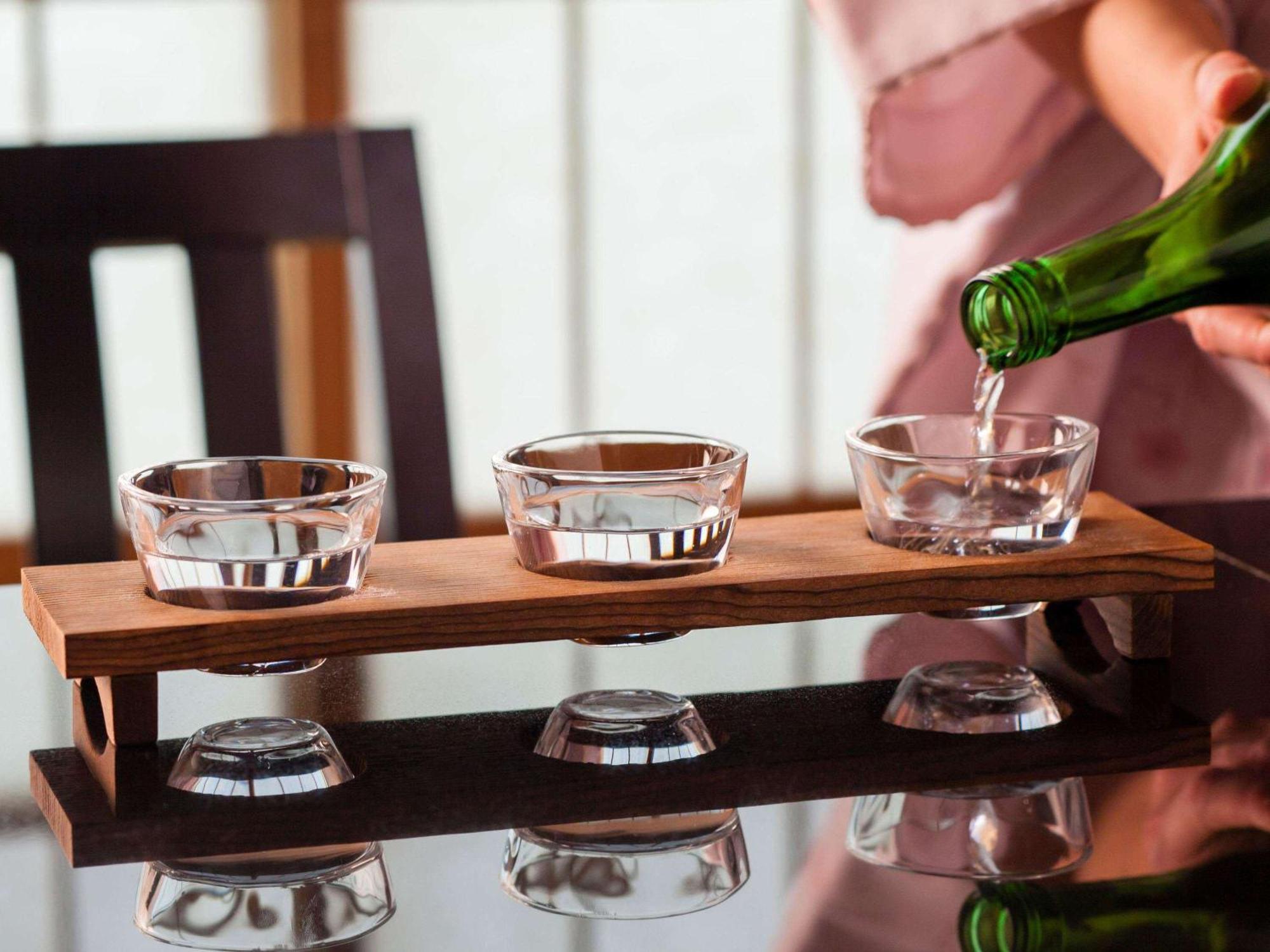 Swissotel Nankai Osaka Zewnętrze zdjęcie A server pouring soju